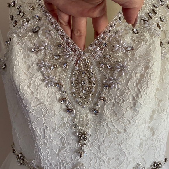 Gorgeous wedding dress! - Picture 2 of 8